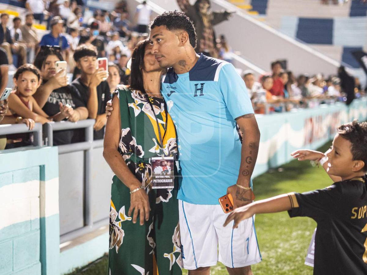 La invitada que no podía faltar al partido de tiktokers en La Ceiba