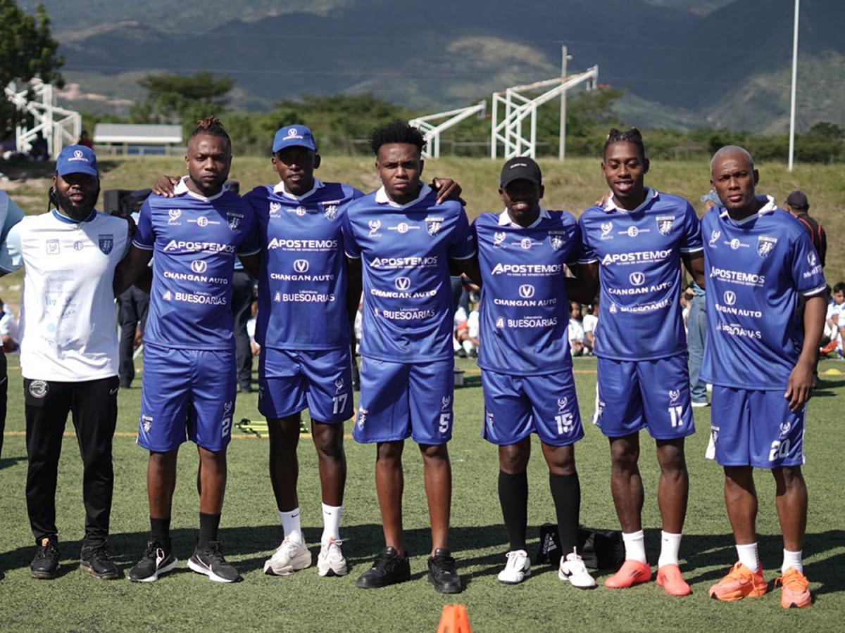 Alberth Elis y sus amigos inauguran primera clínica deportiva en el departamento de La Paz