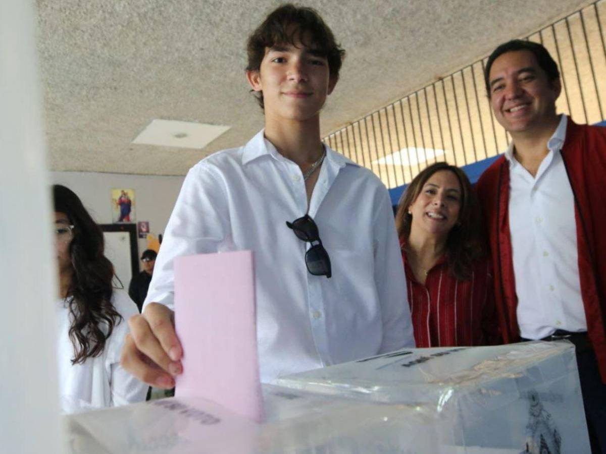 ¿Quién es el joven que acompañó a Héctor Zelaya a votar?