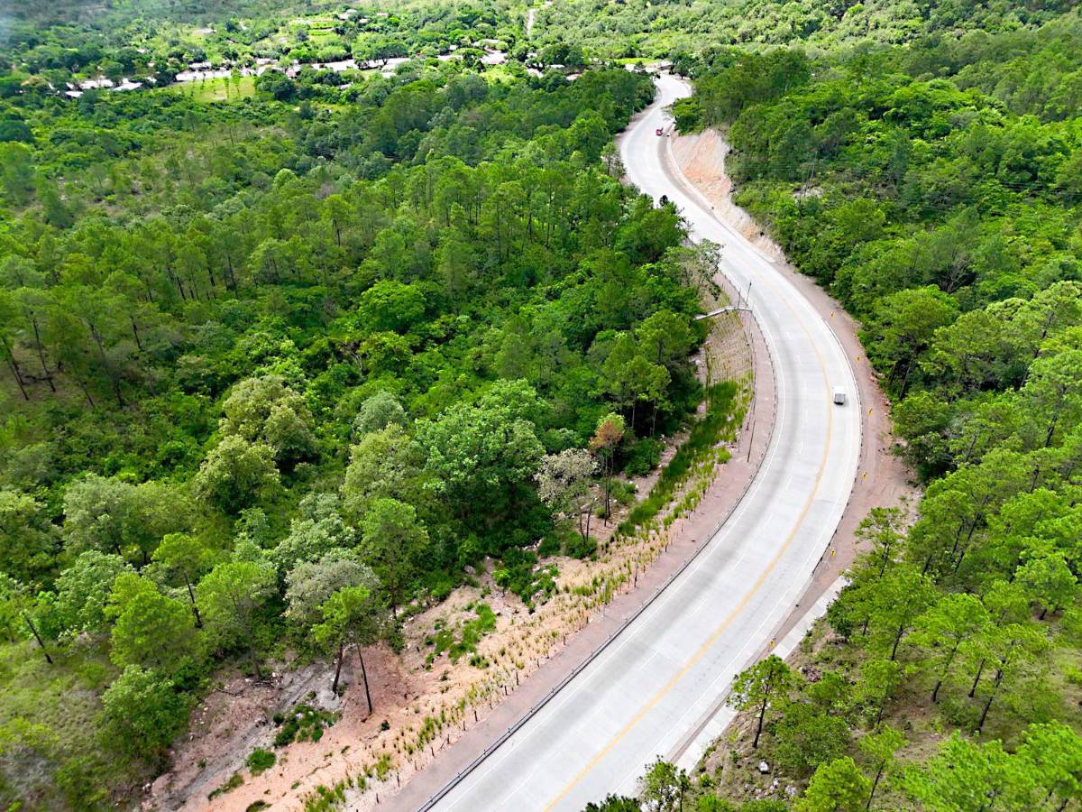 Xiomara Castro inaugura 27 km de pavimentación en la CA-6