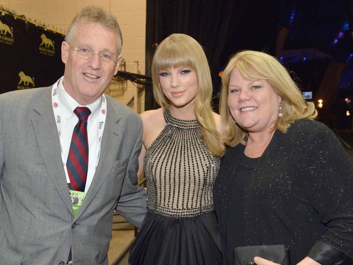 Paparazzi exige disculpas del padre de Taylor Swift