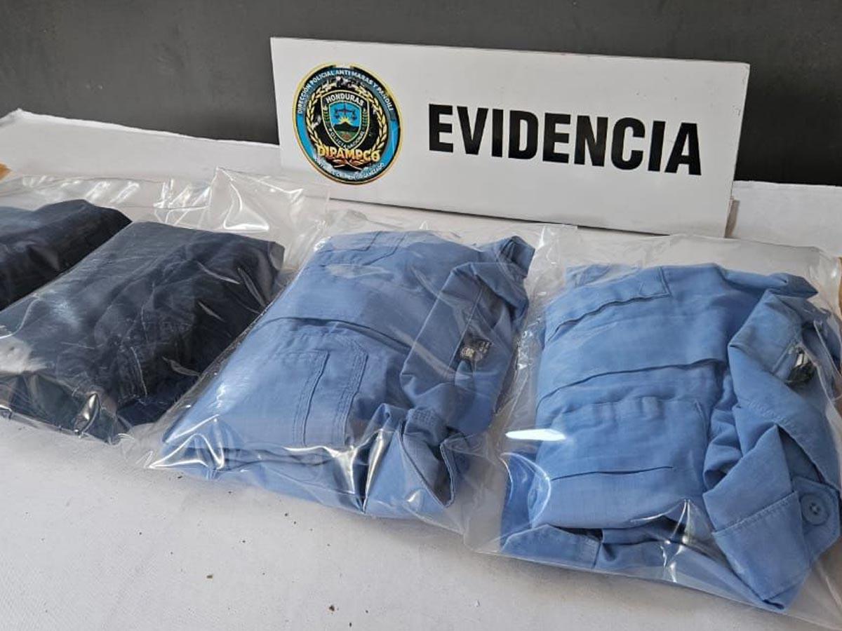 Parte de la indumentaria decomisada.