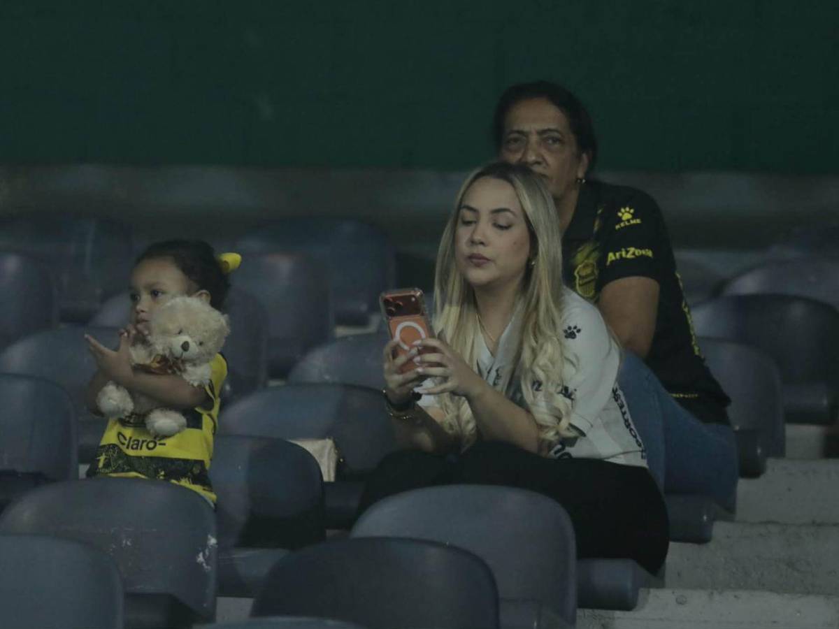 ¿Quién es la chica de amarillo? Ambientazo y locura por Son en la previa del Real España-LAFC