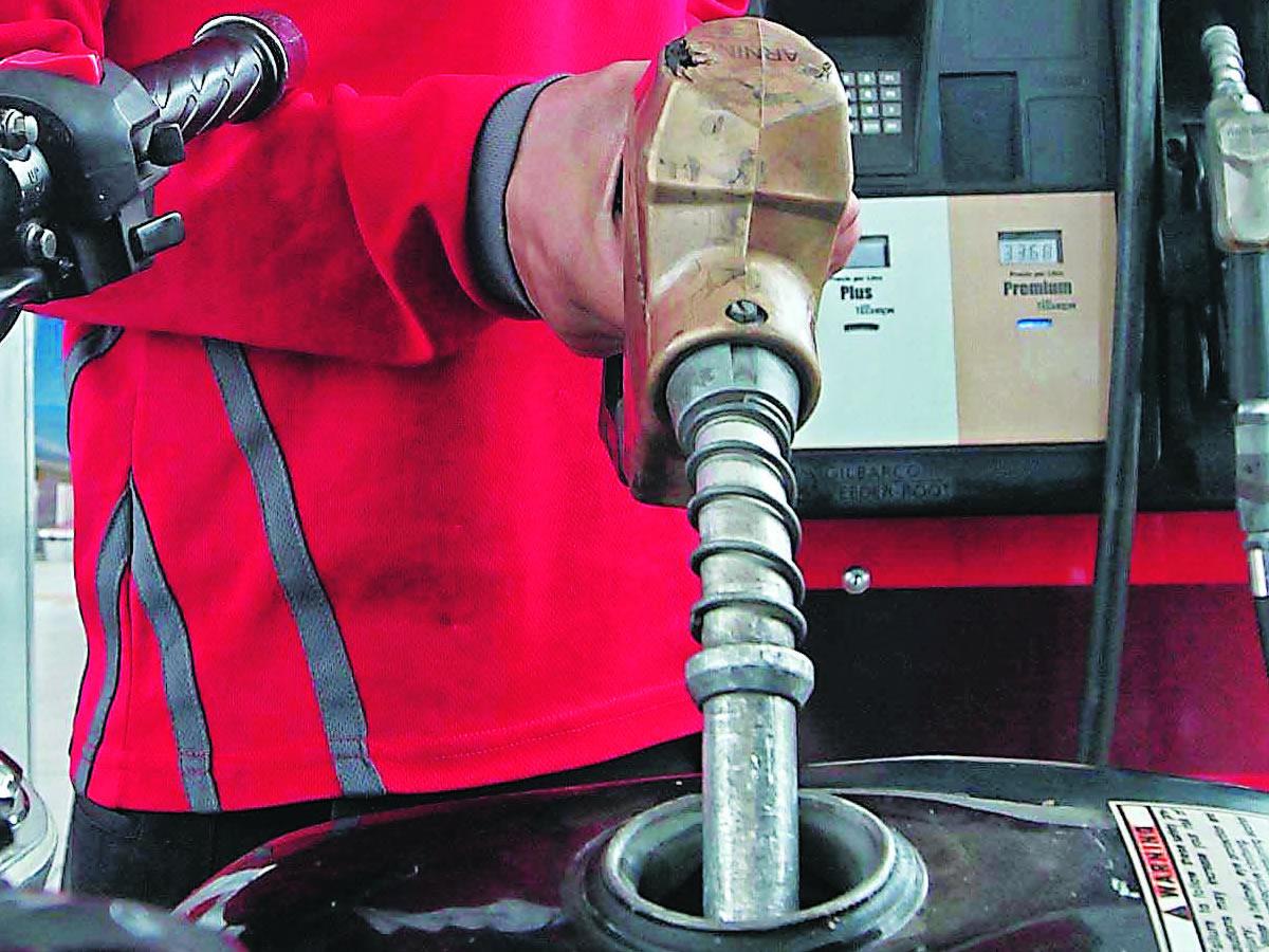 Más alzas estiman en precios internos de los carburantes