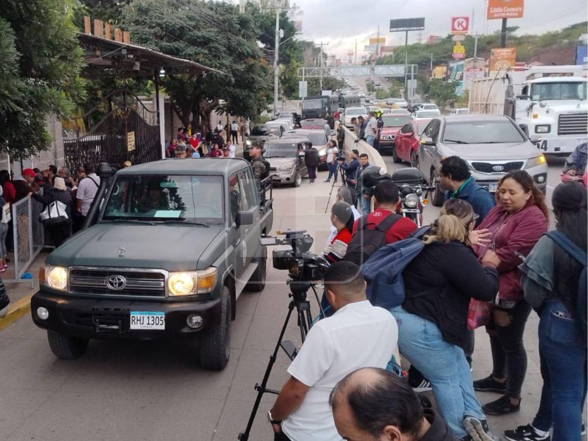 En imágenes: Así se vive la espera del escrutinio especial en los alrededores del CLE