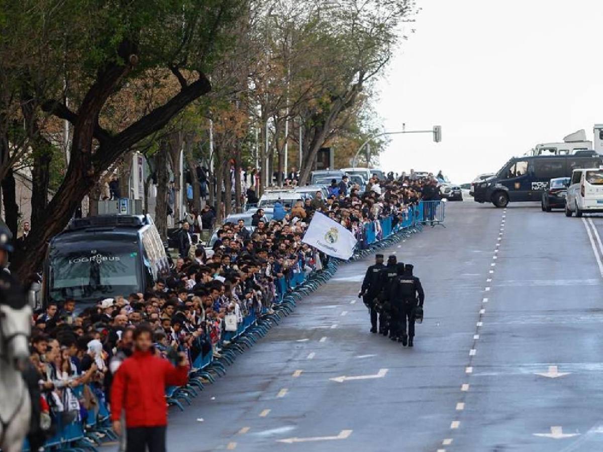 Creen en la remontada: el impresionante recibimiento al Real Madrid a su llegada al Bernabéu