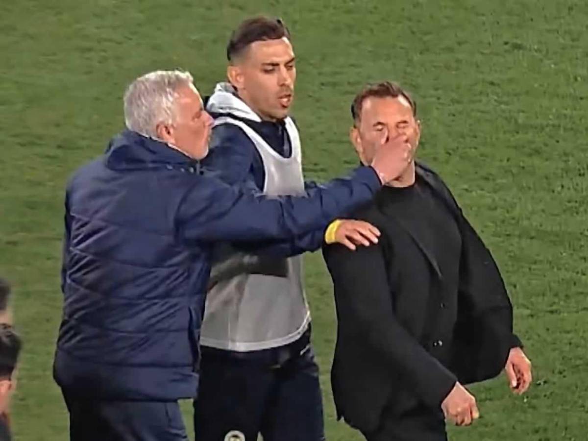 La nueva bajeza de Mourinho: eliminado y agrede al técnico del Galatasaray