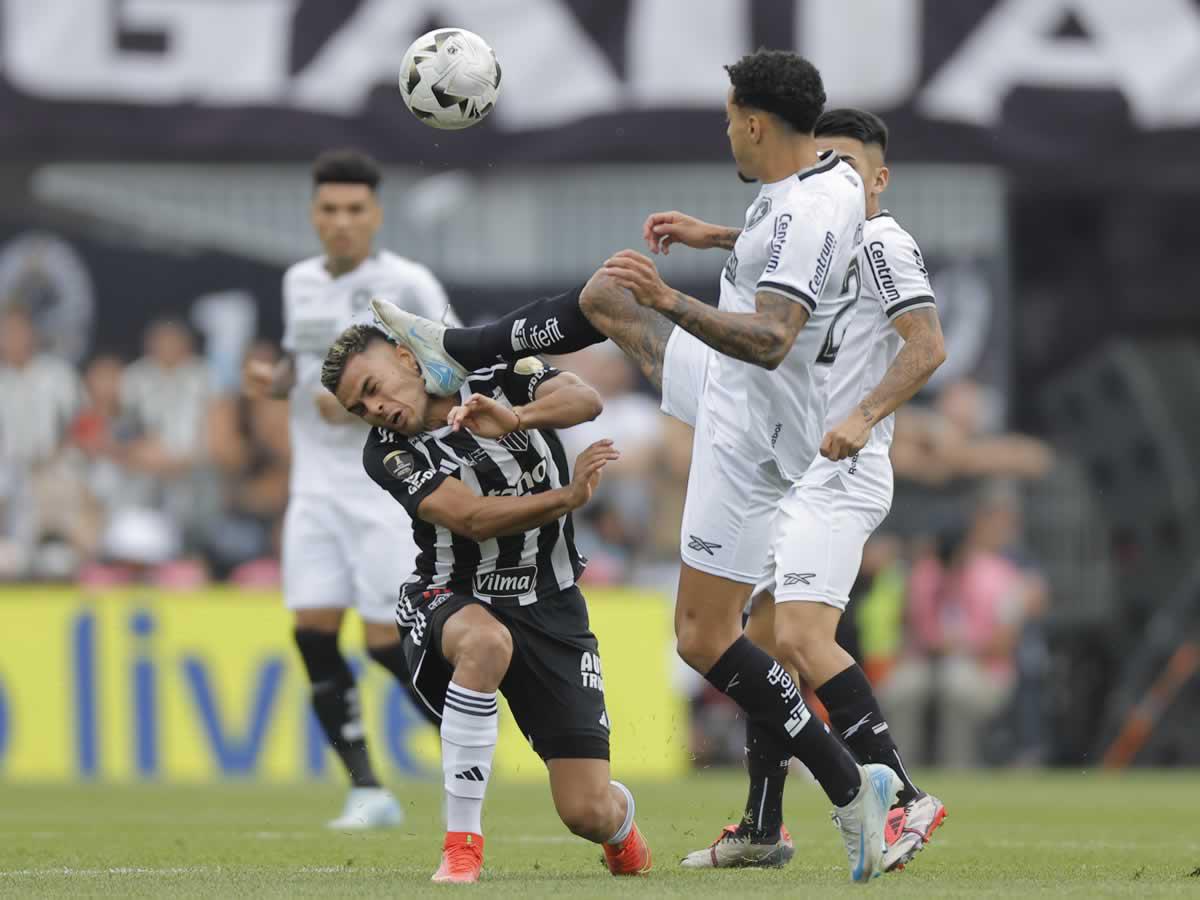 La patada de Gregore de Magalhães al rostro de Fausto Vera que le costó la tarjeta roja al jugador del Botafogo en el primer minuto de juego.