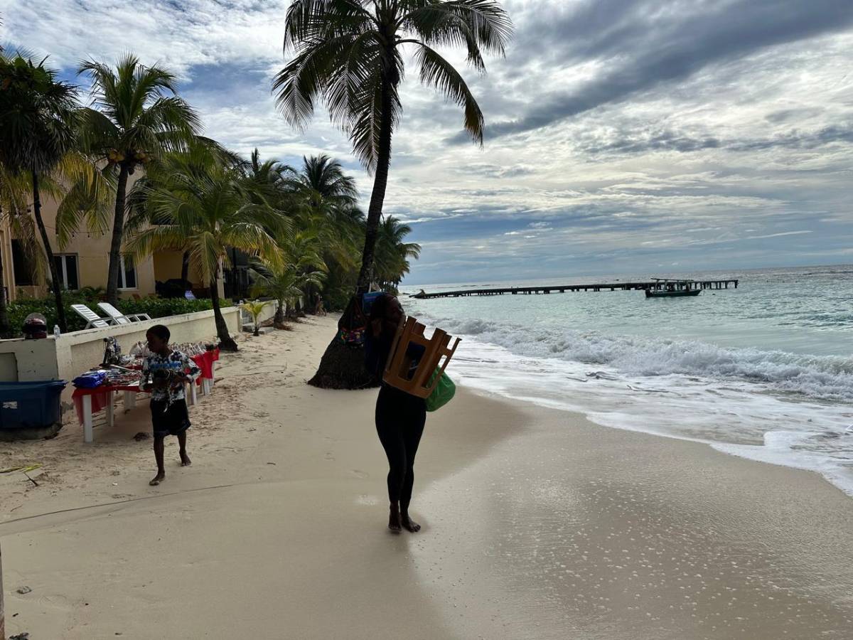 Turistas disfrutan de nuevo en las playas de Roatán