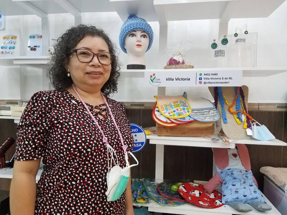 Emprendedora sampedrana cautiva con sus creaciones en crochet