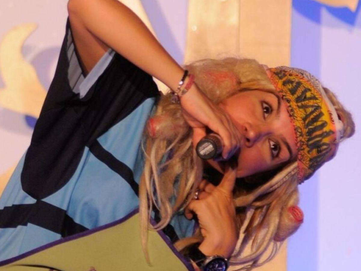 Karla Panini se convierte al cristianismo y reaparece cantando alabanzas