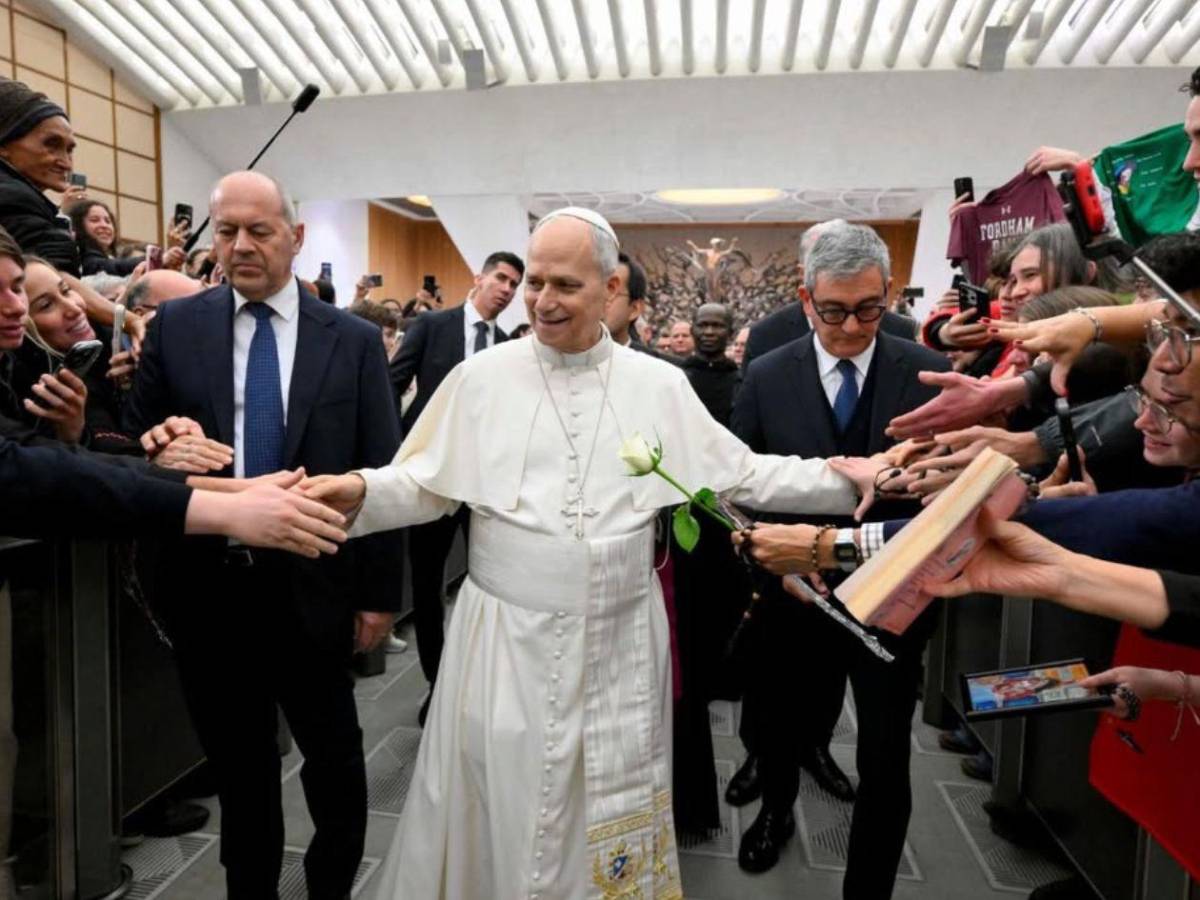 Hondureña sobreviviente de cáncer recibe bendición del Papa León XIV en el Vaticano