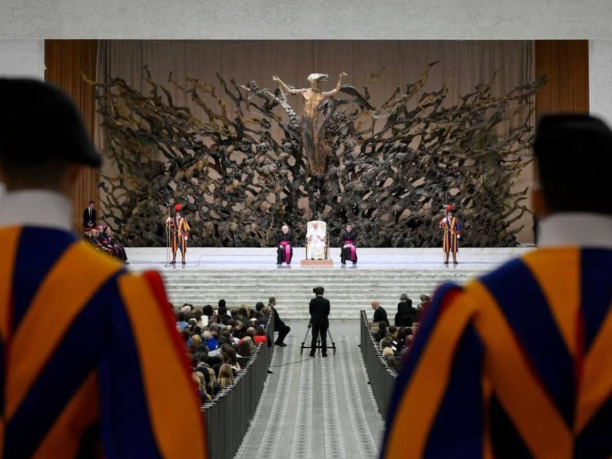 Hondureña sobreviviente de cáncer recibe bendición del Papa León XIV en el Vaticano
