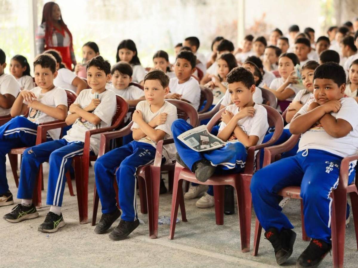 Mente Sana y patrocinadores llevan jornada especial al CEB Dionisio de Herrera