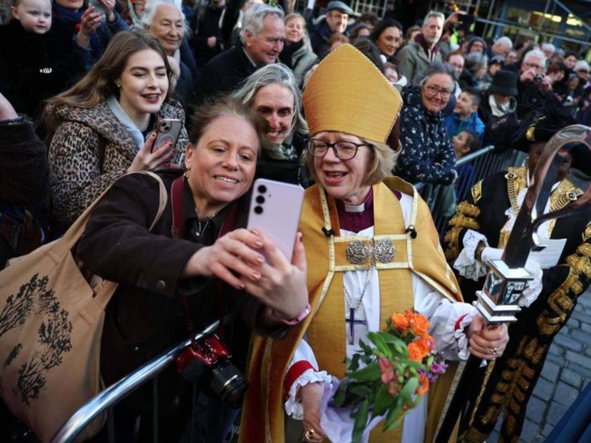 Histórico: ex enfermera fue investida como la primera arzobispa de Canterbury