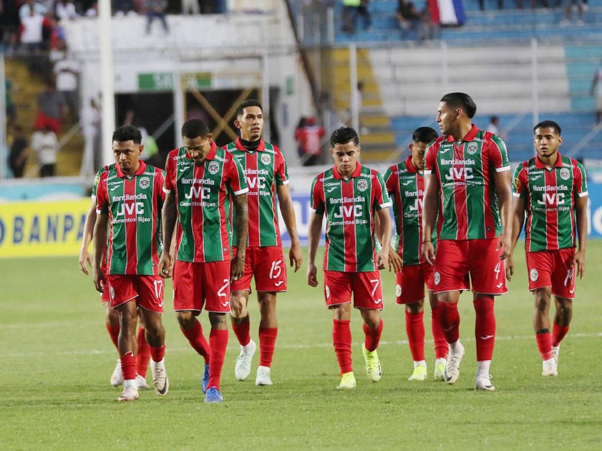 Tremenda pelea de jugadores, tristeza de Keosseián y percance con hincha