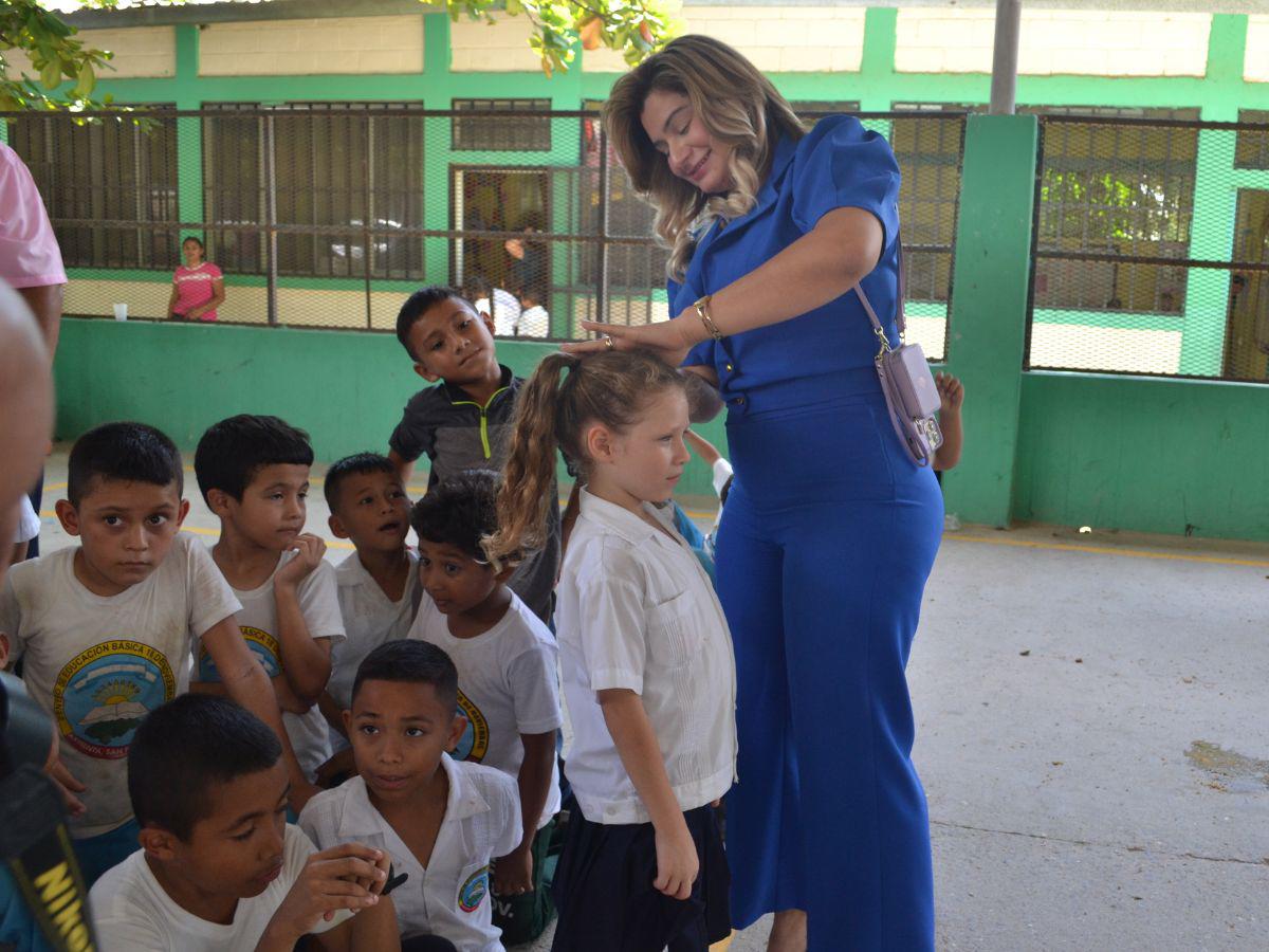 Emma Mejía, Directora de Mercadeo de CrediRapid, compartió con los niños del centro educativo.