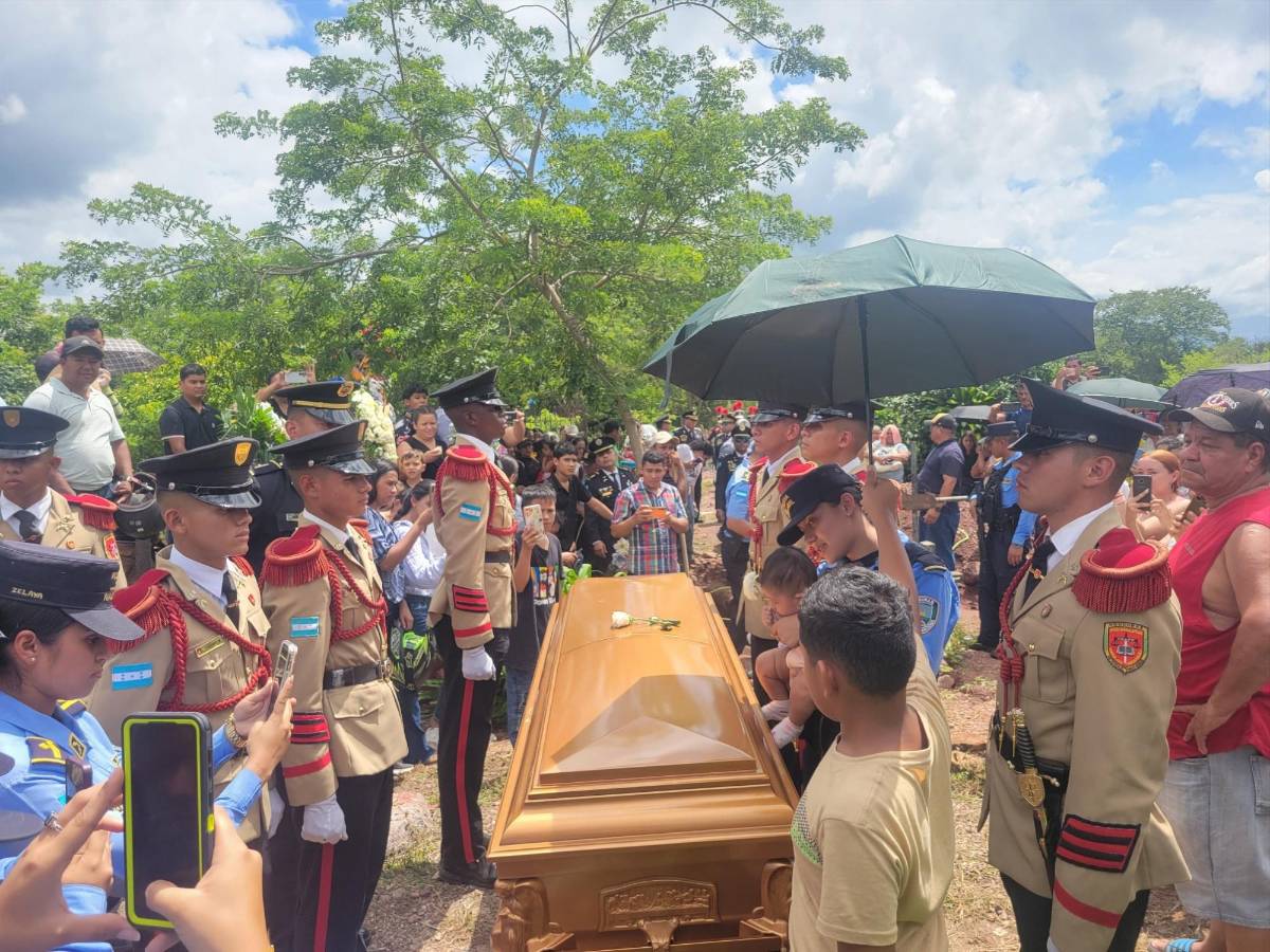 Emotiva despedida al policía Kenny Curry Ávila tras su trágica muerte