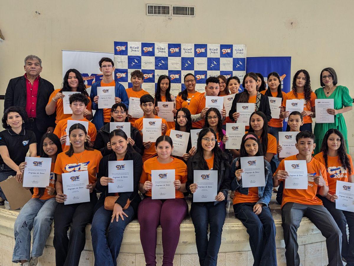 95 estudiantes reciben becas de OYE para continuar su educación en El Progreso, Yoro