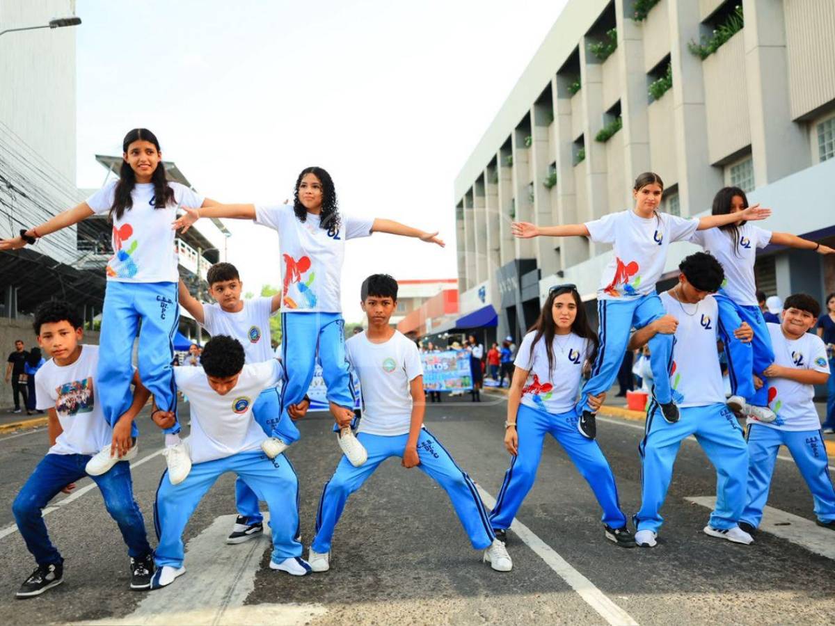 Centros educativos llenan de música, baile y tradición las calles sampedranas