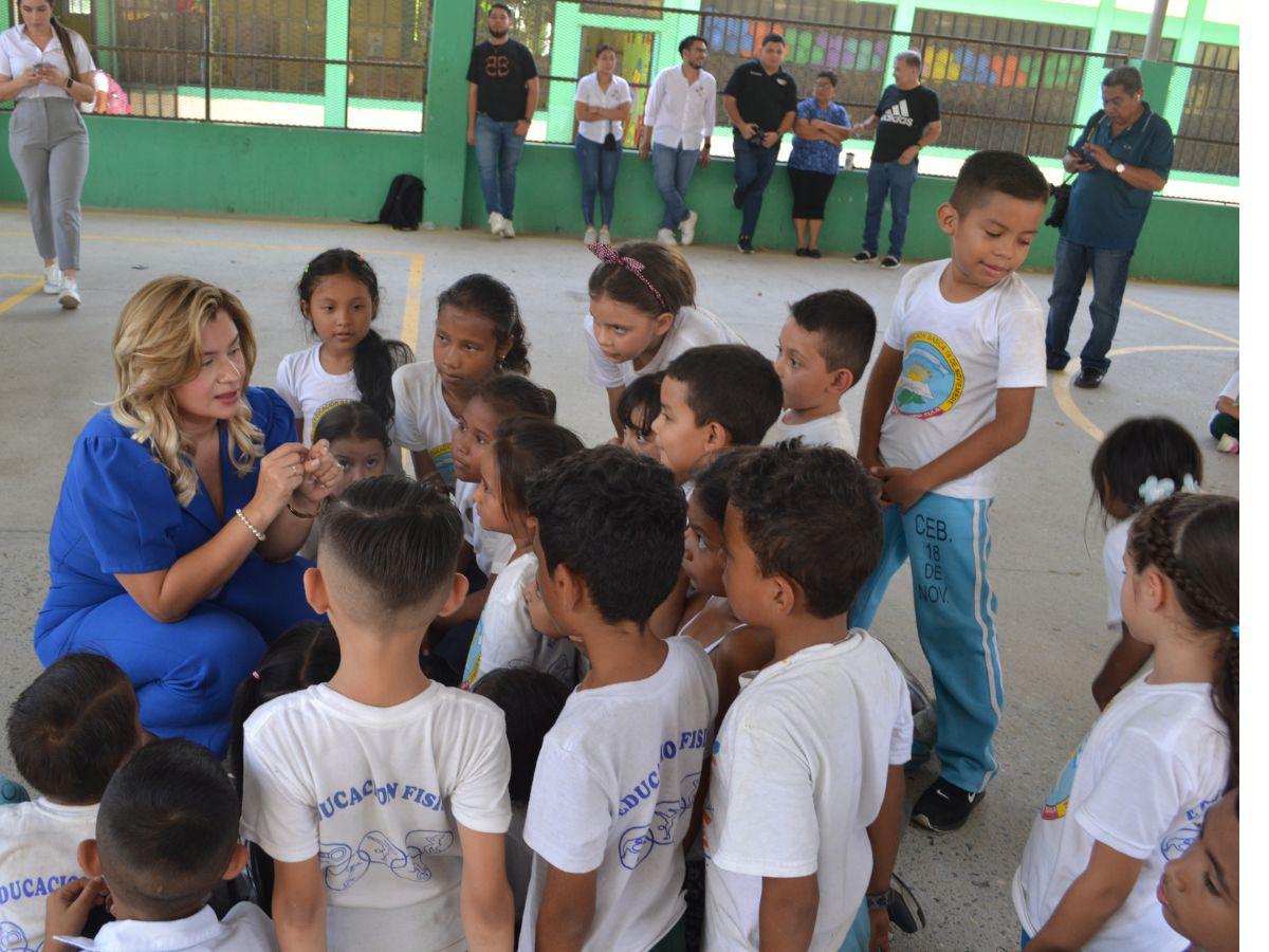 Emma Mejía, Directora de Mercadeo de CrediRapid, compartió con los niños del centro educativo.