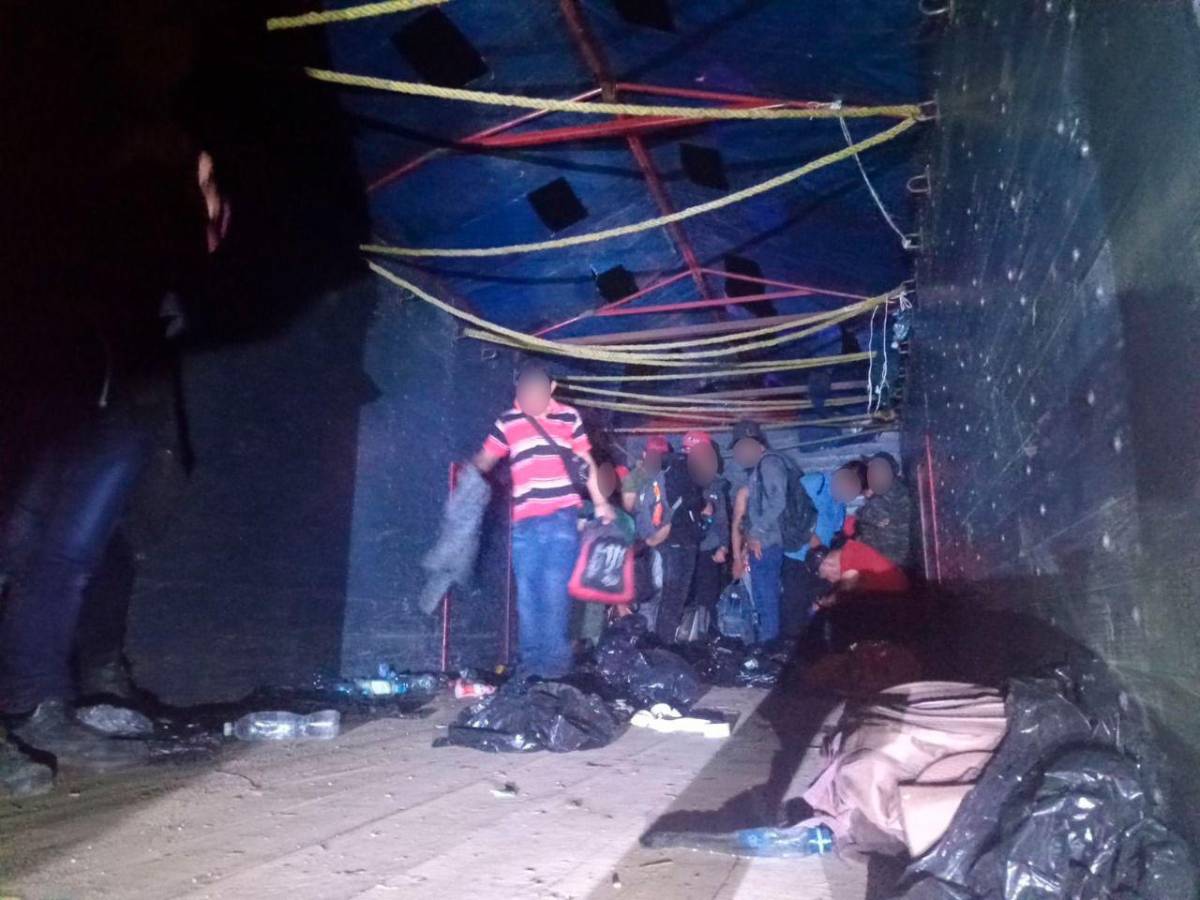 Rescatan 153 migrantes en camión de carga en México