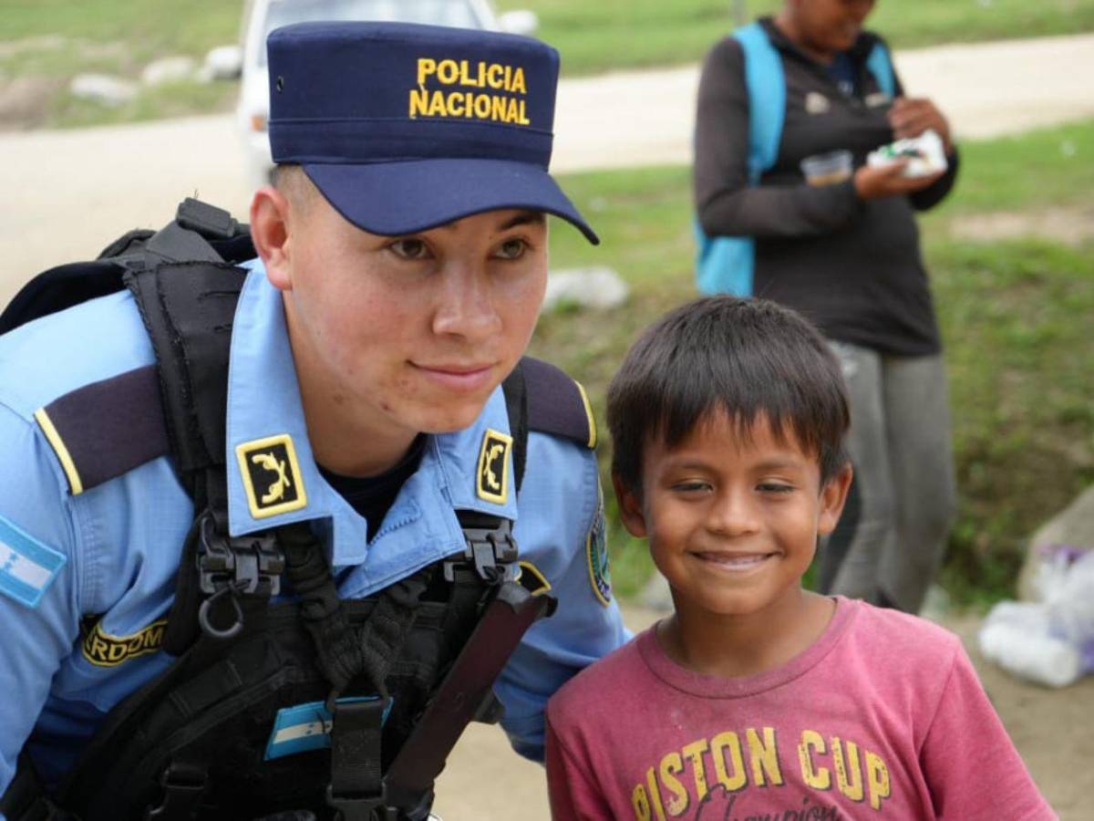 Policías comparten alegría y esperanza con familias del crematorio de El Ocotillo