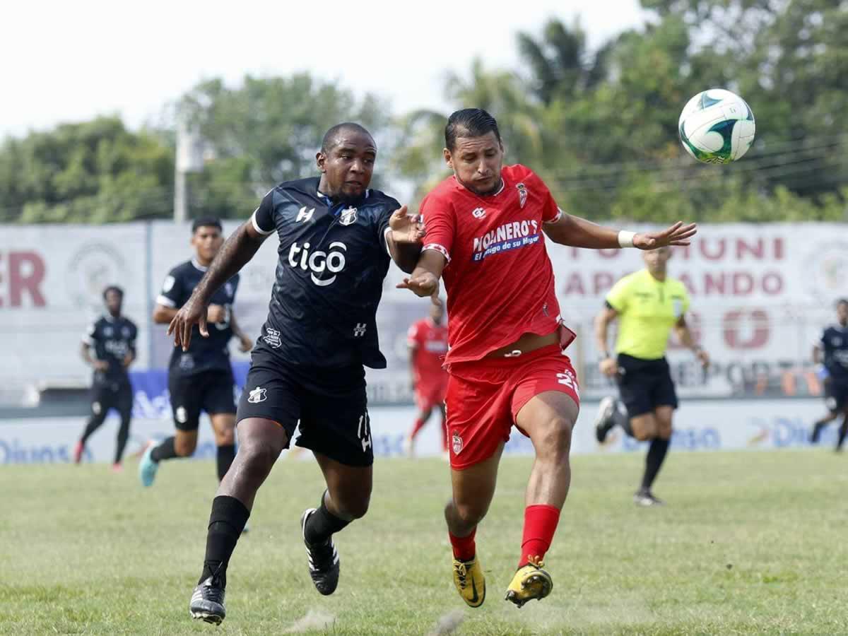 Harold Lasso y César Oseguera disputando el balón en un lance del primer tiempo.