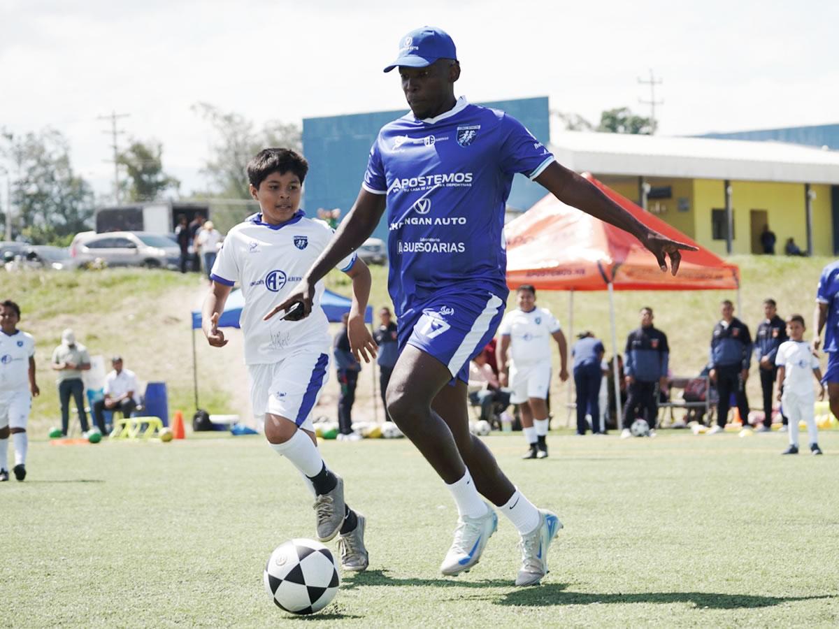 El delantero hondureño demostró sus dotes con el balón ante los pequeños.