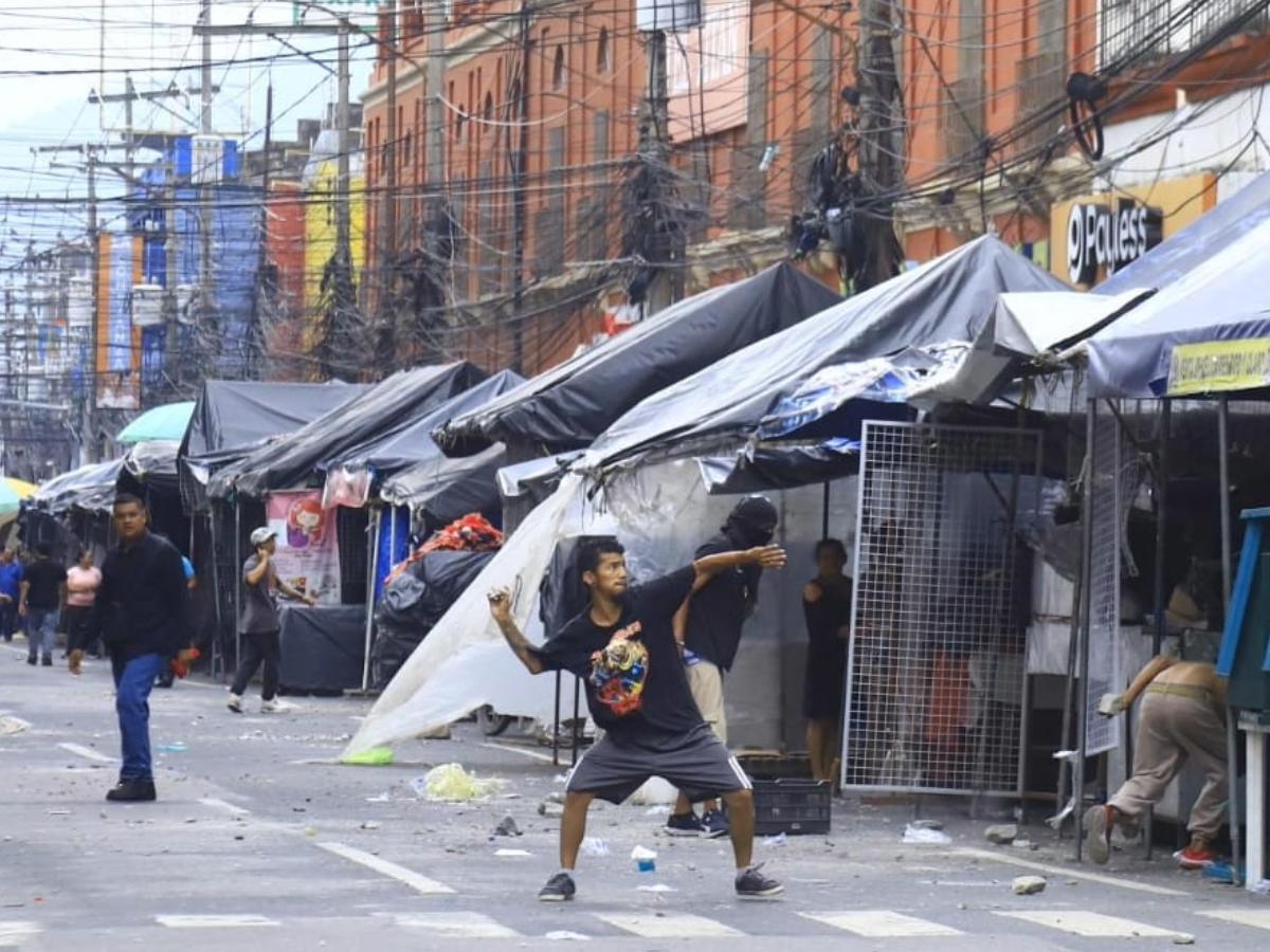 Zafarrancho: Vendedores y policías se van a los golpes en el parque