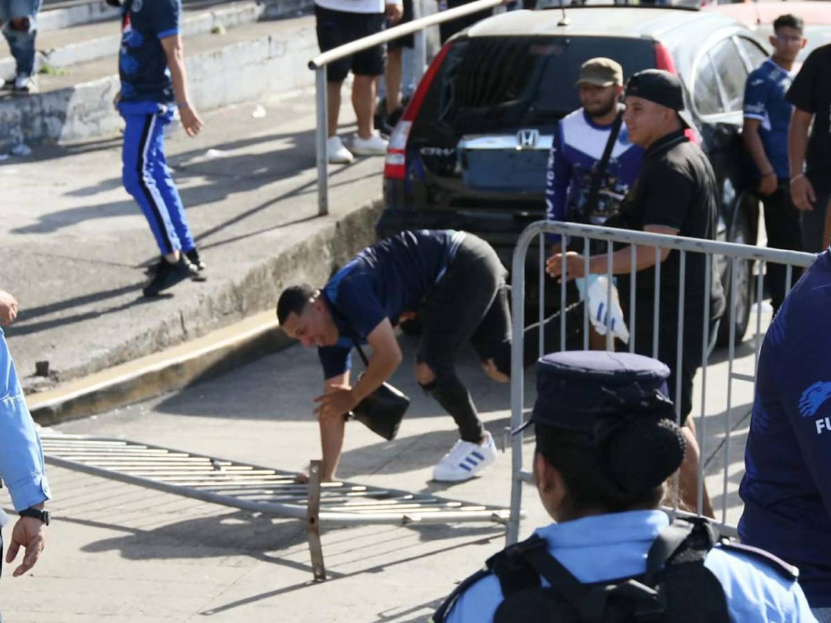 Imágenes impactantes: Terror en clásico Motagua - Olimpia tras escenas de violencia