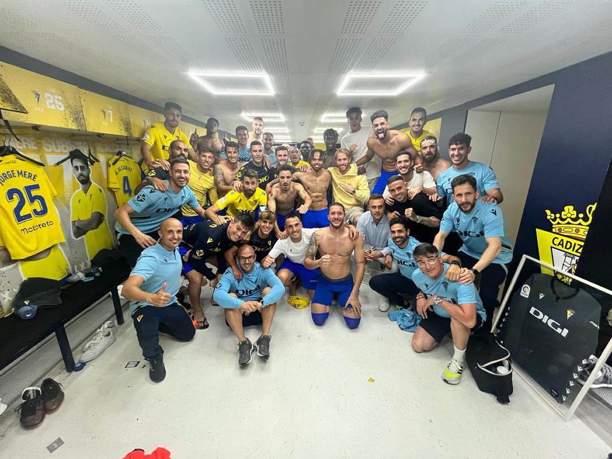 El plantel del Cádiz celebrando la victoria en el vestuario.