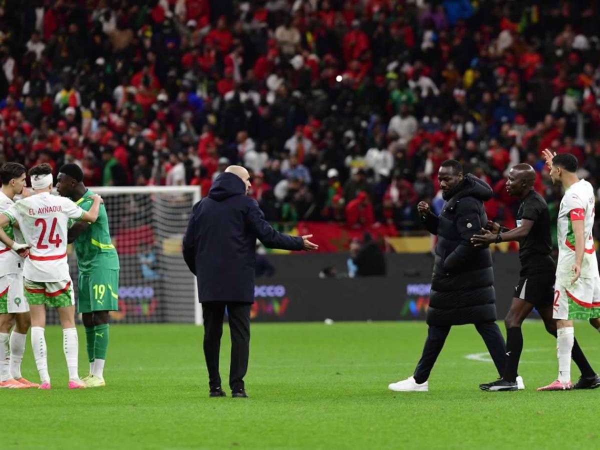 Escándalo Copa África: Senegal se va del campo vs Marruecos, vuelve y es campeón