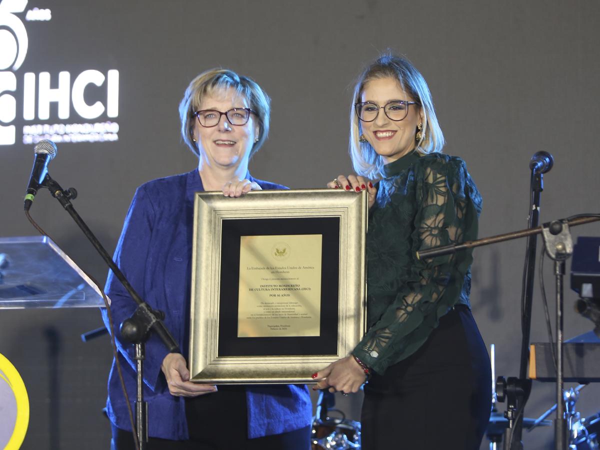 Laura F. Dogu, Embajadora de los Estados Unidos, hizo entrega de un reconocimiento a Ana Lorena Lacayo, directora Ejecutiva del IHCI, por su 85 aniversario.