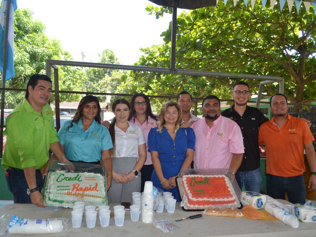 Fotografía grupal del equipo de CrediRapid, celebrando el Día del Niño.