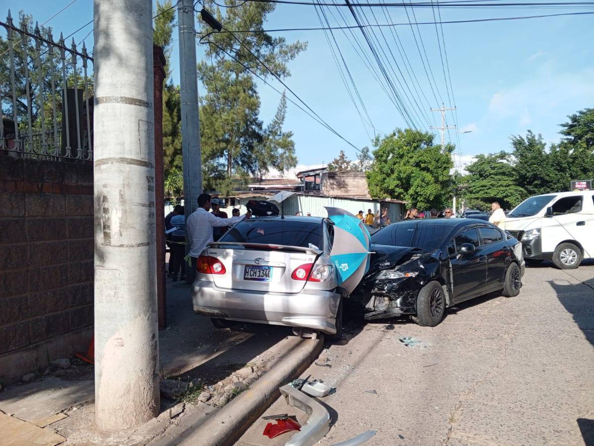 Mujer pierde la vida en choque de dos turismos en Tegucigalpa