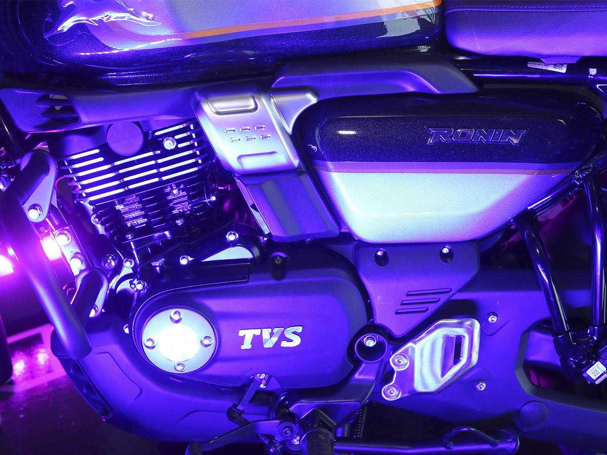 Detalle de las características innovadoras de la TVS Ronin, como el Glide Through Technology (GTT) y el panel digital con conectividad Bluetooth.