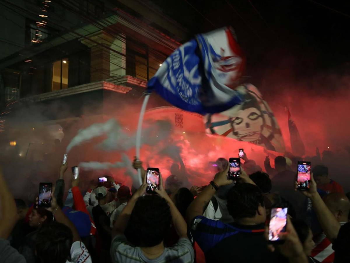 Espectacular banderazo de la afición del Olimpia y piden la Copa 40 ante Marathón