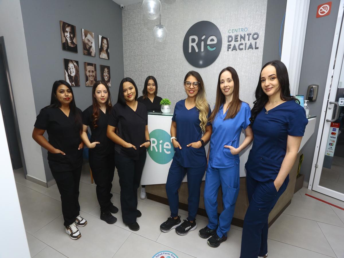 Las doctoras (derecha) Josselyn Moya, Gabriela Cole y Mabis Pérez junto a su equipo de asistentes.