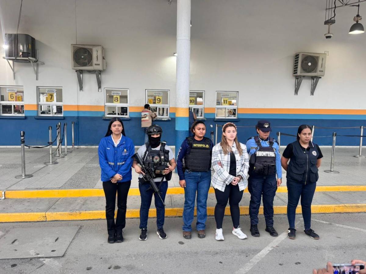 El día que Yosari apareció en corrido de los Valle Valle; hoy es acusada por tres asesinatos