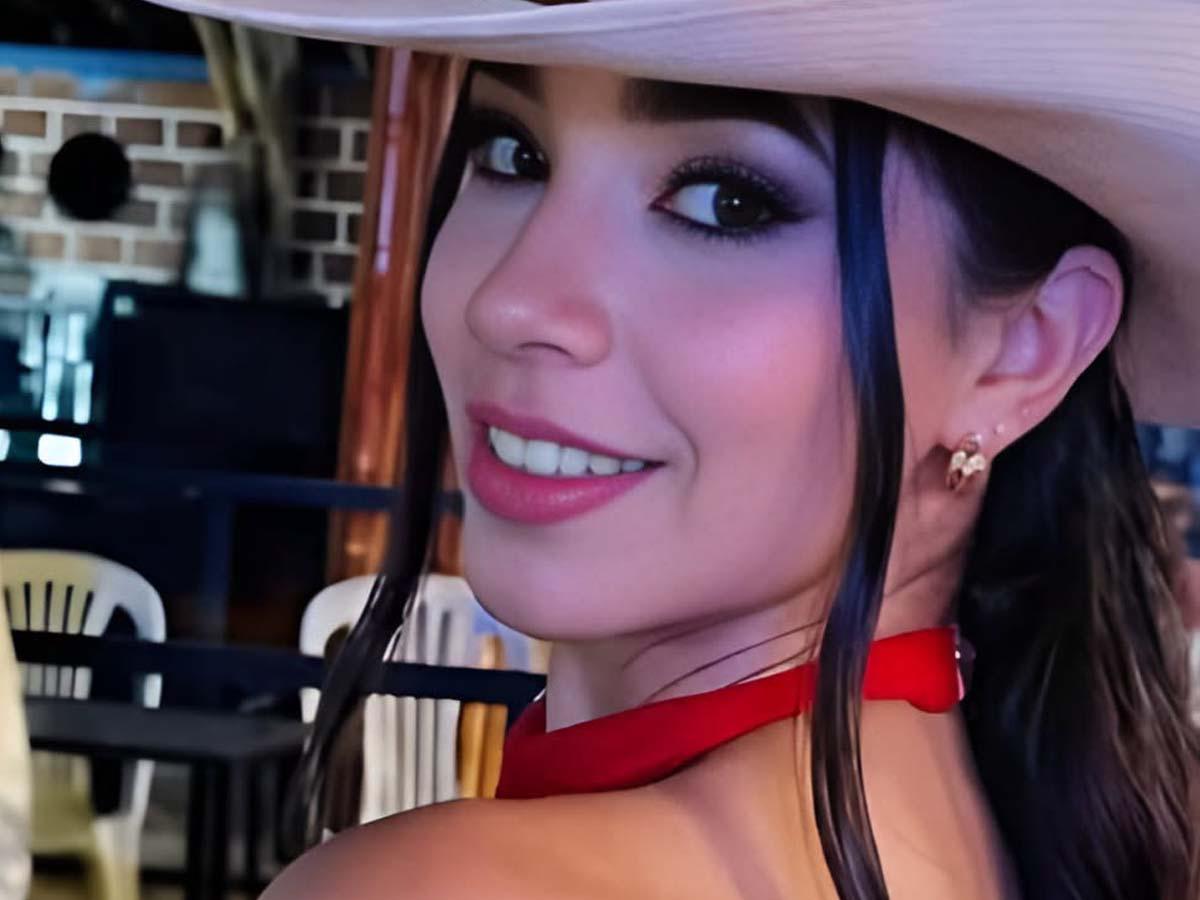 Influencer fue asesinada cuando se conducía en una Prado y esperaba cambio del semáforo