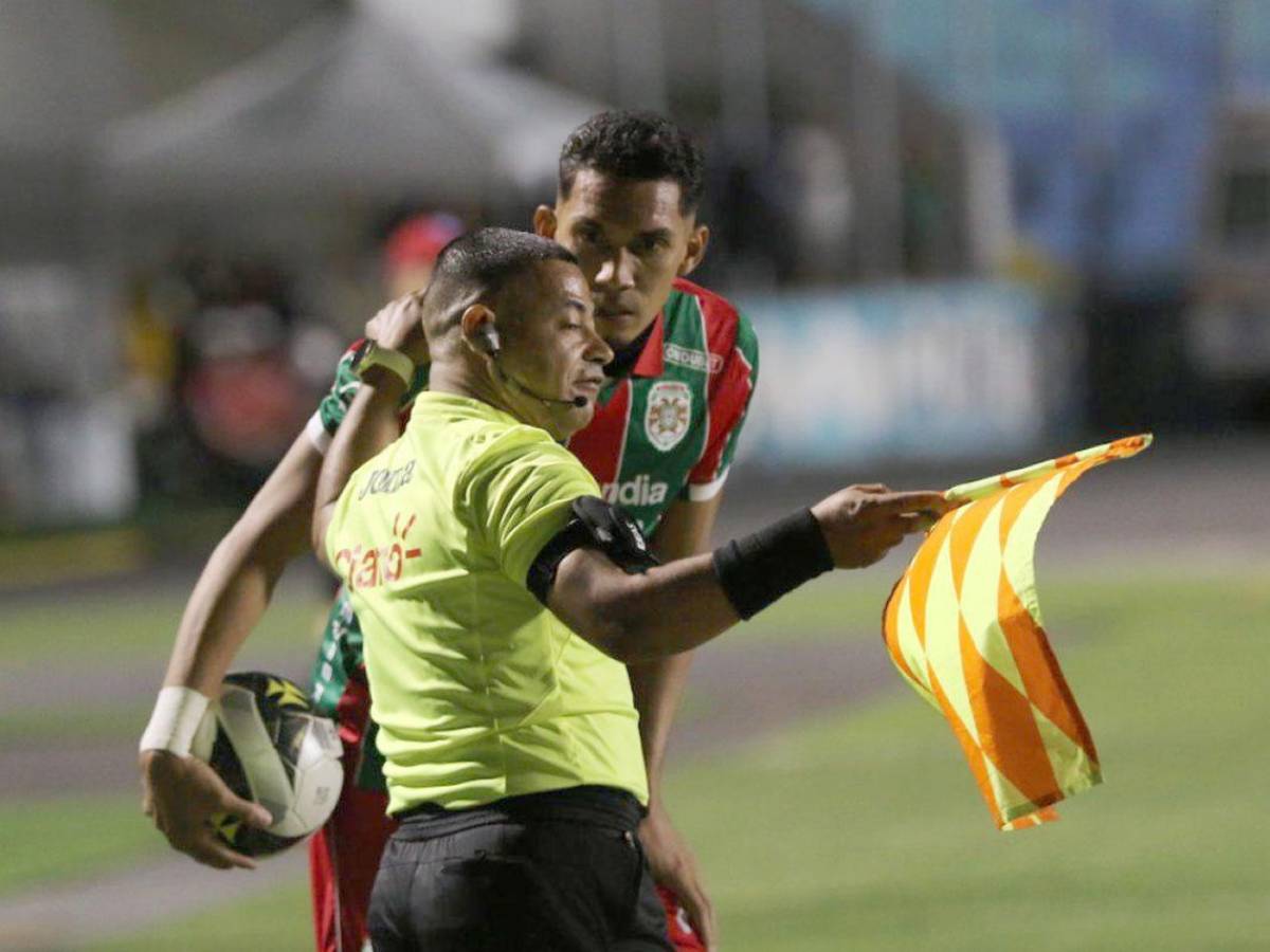 Tremenda pelea de jugadores, tristeza de Keosseián y percance con hincha