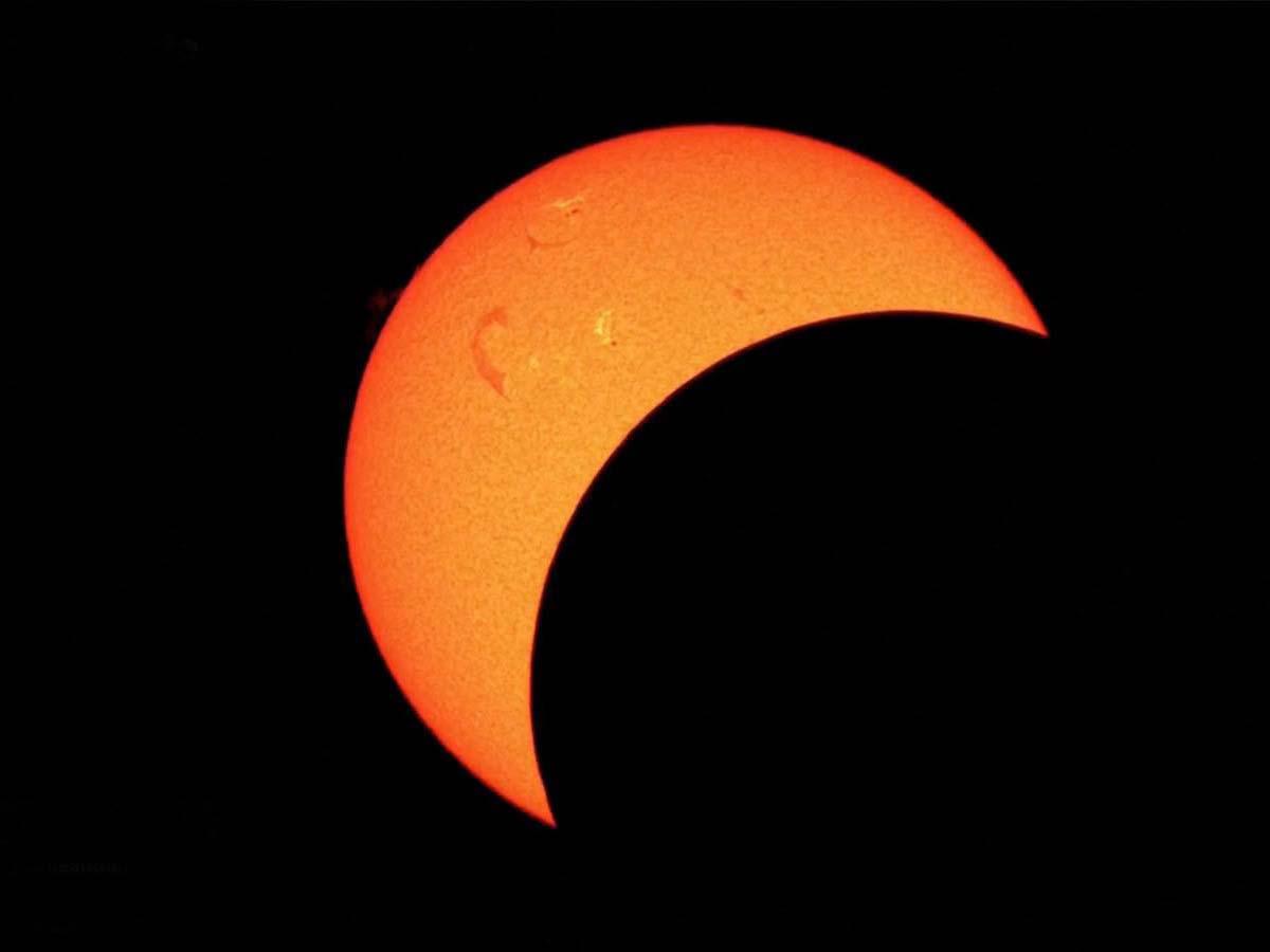 Eclipse total de Sol sorprende a millones con dos minutos de oscuridad