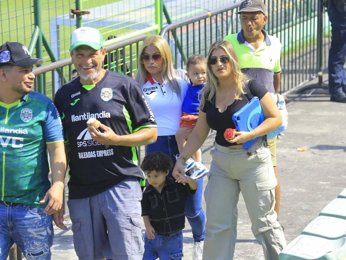 'Tota' Medina pierde la cabeza, festejo a lo Cristiano, mensaje al DT de Honduras en el Clásico y lindas chicas