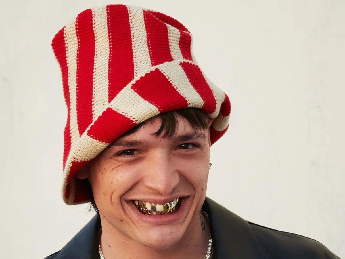 Peso Pluma se autoproclama el “superhéroe” de la música