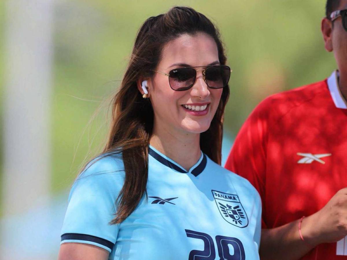 Ambiente y belleza en el partido Panamá-Honduras: ¿quién es la chica de pelo rubio?