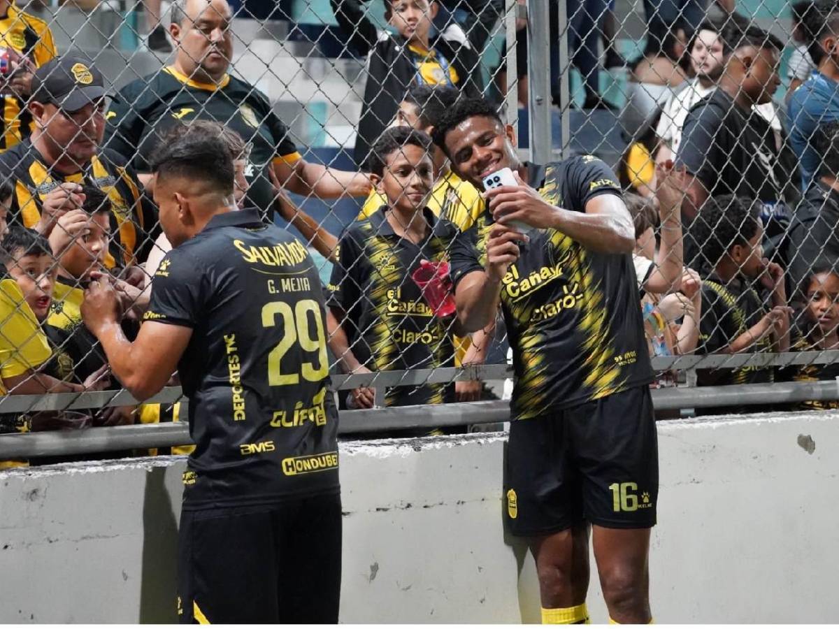 Alegría del Real España, chicas, susto con jugador y gesto de Jeaustin