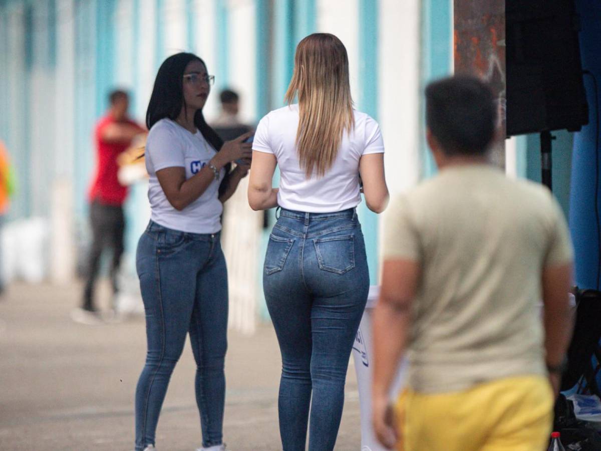 Tres mujeres enamoran y madre de reina da ejemplo en primer partido de Liga