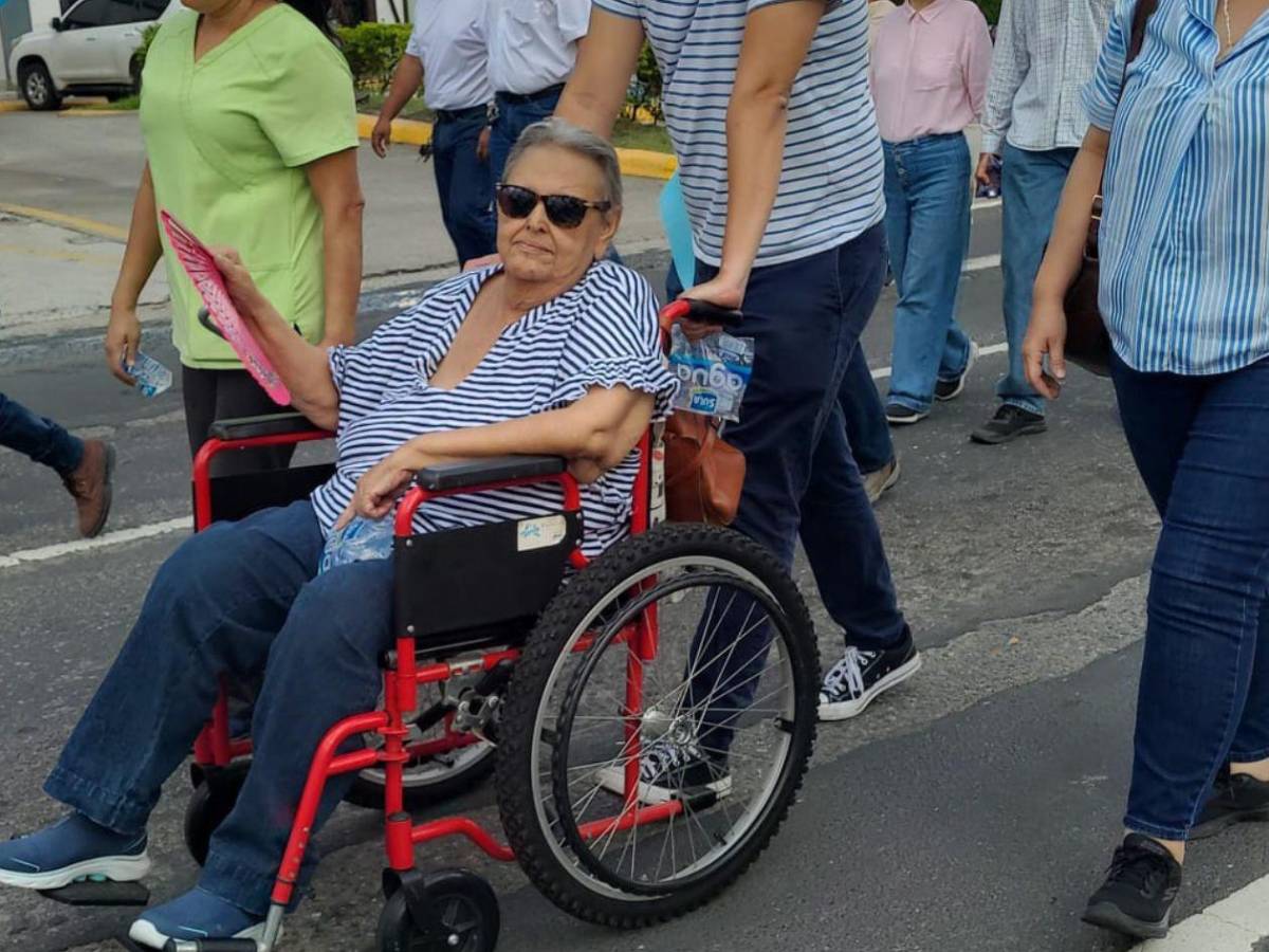 Doña Sandra, una paciente oncológica que no quería perderse la caminata en San Pedro Sula