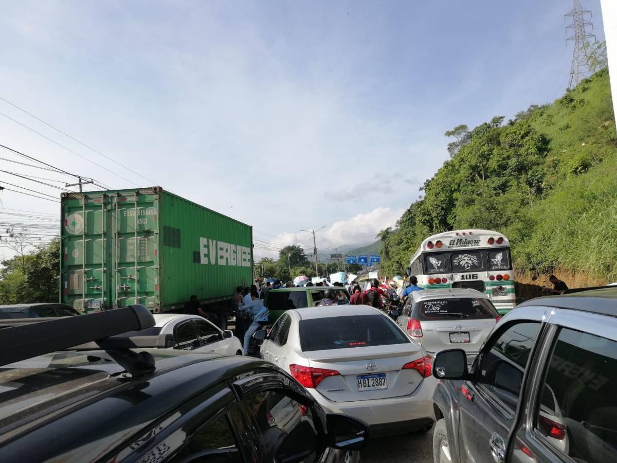 Intenso tráfico vial en el bulevar del sur de San Pedro Sula en la trocha de salida al sur y occidente.